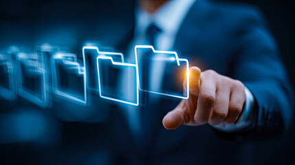 Business-Hand interagiert mit holografischen Datei-Ordnern über Laptop. Symbol für digitales Dokumentenmanagement, Cloud-Speicher, Archivierung, Suche, Compliance und Datensicherheit, modern, clean, 