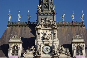 Toit et horloge gothiques à Paris. France