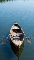 Obraz premium Aus der Vogelperspektive sieht man ein hölzernes Ruderboot