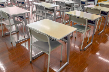 無人の教室に並ぶ机と椅子、学校、教室のイメージ