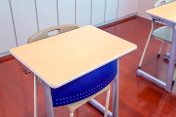 教室の机と椅子、学校、教室のイメージ