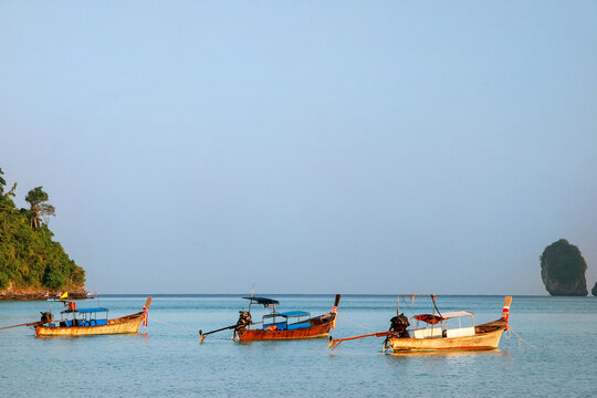 Fototapeta Longtail boats anchored at Ao Loh Dalum on Phi Phi Don Island, Krabi Province, Thailand