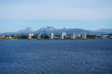 Fototapeta premium Wundervoller Blick auf die Stadt Bodo in Norwegen beim Auslaufen aus dem Hafen im Sommer