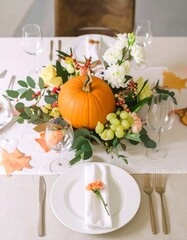 Elegant Thanksgiving Table Setting with Pumpkin Floral Centerpiece Decoration