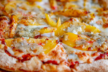 Pizza to order. The pizza is delivered in a cardboard box. Fresh pizza only from the oven