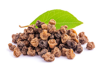 Obraz premium Delicious dried fruit and a vibrant green leaf, perfect for healthy snacking concepts and natural food branding, promoting a wholesome lifestyle