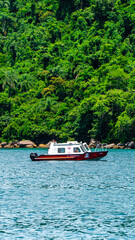 Barco Veleiro Vela Natureza Paisagem Mata-Atlântica Mar Oceano Paraty Brasil Verde Montanha...