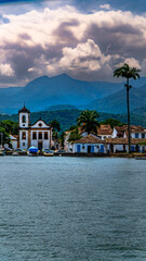 Fototapeta premium Arquitetura Colonial Brasil Cidade Paraty Paisagem Litorânea Porto Rio de Janeiro Colonial História Cultura Caminho Real Rota Ouro Artesanal Madeira Natureza Oceano Costa Barco Turismo Patrimônio