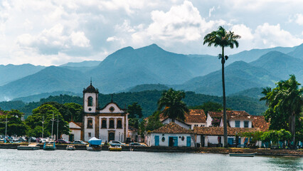 Fototapeta premium Arquitetura Colonial Brasil Cidade Paraty Paisagem Litorânea Porto Rio de Janeiro Colonial História Cultura Caminho Real Rota Ouro Artesanal Madeira Natureza Oceano Costa Barco Turismo Patrimônio