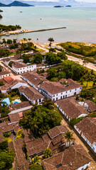 Fototapeta premium Paraty Paisagem Arquitetura Colonial Brasil Cidade Litorânea Porto Rio de Janeiro Colonial História Cultura Caminho Real Rota Ouro Artesanal Madeira Natureza Oceano Costa Barco Turismo Patrimônio