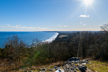Stenshuvuds Nationalpark Schweden im Winter mit Blick von Berg auf Strand