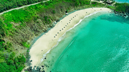 Vis&atilde;o a&eacute;rea da Praia do Meio em Fernando de Noronha, mar azul cristalino, areia branca e vegeta&ccedil;&atilde;o costeira, cen&aacute;rio paradis&iacute;aco e tropical preservado