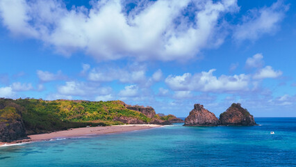 Vista aérea do Morro Dois Irmãos e praia em Fernando de Noronha, com mar azul vibrante, areia...