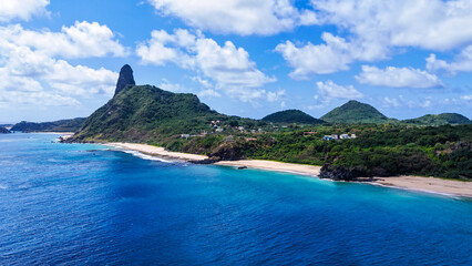 Fototapeta premium Vista aérea do Morro do Pico com a Praia do Americano ao fundo em Fernando de Noronha, mostrando o contraste entre o mar azul-turquesa e a vegetação tropical do arquipélago