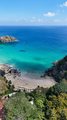 Vis&atilde;o a&eacute;rea vertical da Praia do Cachorro em Fernando de Noronha apresenta areias douradas, mar azul-turquesa e cen&aacute;rio tropical paradis&iacute;aco perfeito para turismo e lazer
