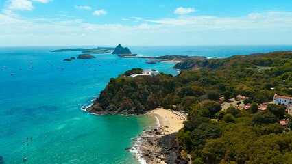 Fototapeta premium Foto da Praia do Cachorro em Fernando de Noronha, com mar azul turquesa e cenário paradisíaco que encanta visitantes do Brasil e do mundo.