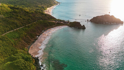 Praia do Meio em Fernando de Noronha vista de cima, com mar cristalino, areia clara e vegetação...