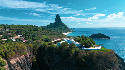 Imagem aérea do Forte dos Remédios em Noronha, com muralhas históricas, mar turquesa e natureza...