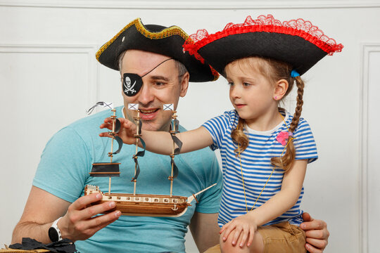 Dad and daughter bond over fun pirate-themed imaginative play