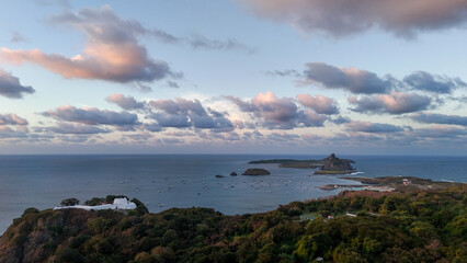 Forte de Noronha visto de cima, com o contraste entre a construção histórica, o mar azul intenso e a vegetação tropical, representando o encontro entre cultura e natureza © RNL Fotografia