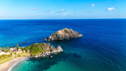 Paisagem encantadora da Ilha da Conceição em Fernando de Noronha, com mar calmo, águas azuis e...