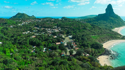 Coração histórico de Fernando de Noronha, a Vila dos Remédios combina charme colonial, natureza...