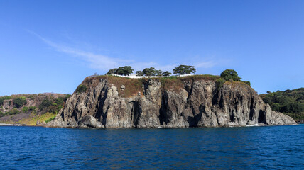 Fototapeta premium O histórico Forte de Noronha, em pedra e com vista para o mar, representa o legado colonial e a harmonia entre patrimônio histórico e natureza tropical