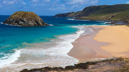 Vista aérea da Praia do Leão, em Fernando de Noronha, com mar turquesa, falésias e vegetação preservada, retratando um dos trechos mais bonitos e isolados do arquipélago pernambucano © RNL Fotografia