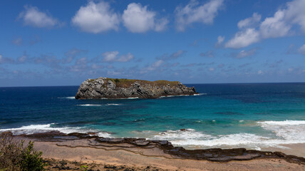 Ilha do Morro do Leão em Fernando de Noronha, Brasil, vista da Praia do Leão. Símbolo natural do arquipélago e paisagem selvagem cercada pelo oceano Atlântico