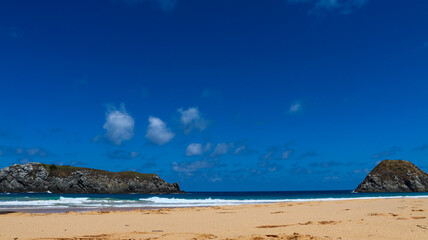 Extensa faixa de areia na Praia do Le&atilde;o encontra mar azul brilhante e relevo verde preservado, formando cen&aacute;rio paradis&iacute;aco de clima tropical e natureza intocada