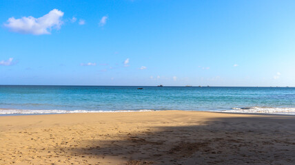 Vista da Praia do Meio em Fernando de Noronha, mostrando suas águas cristalinas, areia clara e a...