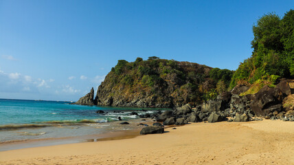 Praia do Meio em Fernando de Noronha, Brasil, com orla de areia clara e mar turquesa. Paisagem tropical preservada e ideal para relaxar em meio à natureza paradisíaca