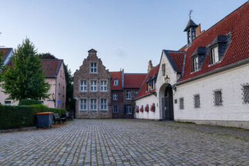Historischer Platz an einem alten Stift in Kaiserswerth in Düsseldorf zur blauen Stunde