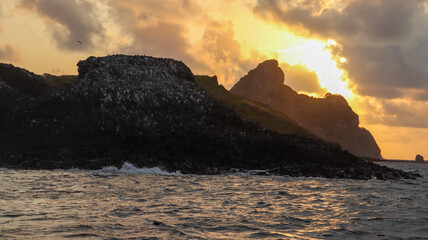 Amanhecer deslumbrante na Ilha Rasa, com o sol surgindo no horizonte sobre o oceano.