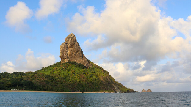 O Morro do Pico, ponto mais alto de Fernando de Noronha, se ergue imponente sobre a ilha, cercado por vegeta&ccedil;&atilde;o tropical e o mar cristalino