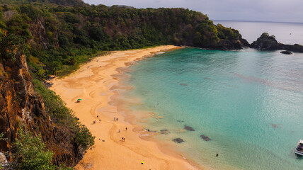 Obraz premium Praia do Sancho, considerada uma das mais belas do mundo, com mar cristalino e falésias impressionantes em fernando de noronha, brasil