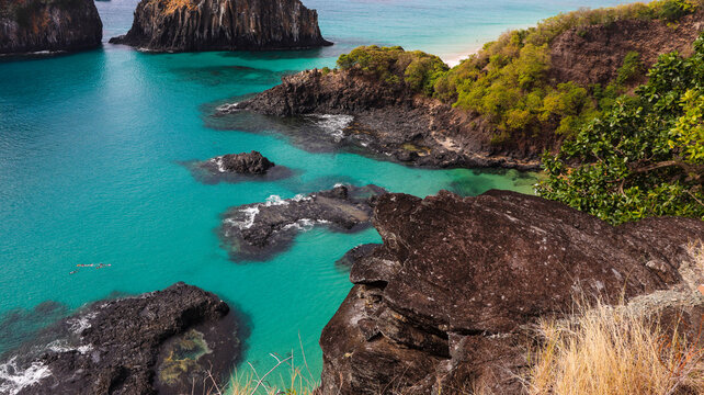 Ba&iacute;a dos porcos pr&oacute;ximo ao morro dois irm&atilde;os em Fernando de Noronha, PE, Brasil