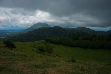 Fototapeta premium Le Puy-de-Dome, volcan d'Auvergne, chaine des Puys