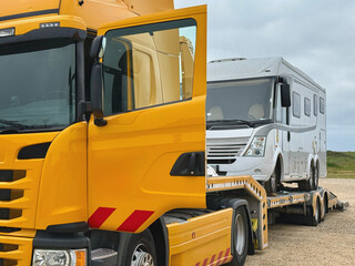Tieflader schleppt liegengebliebenes Wohnmobil ab 