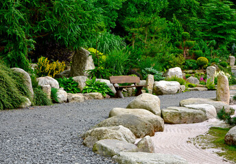 Fototapeta premium ogród japoński, ogrodowa ścieżka, drewniana ławka, żwirowa alejka i białe kamienie, japanese garden, Zen garden, garden path, piękny ogród, designer garden 