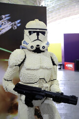 Naklejka premium Close-up of a statue of a Stormtrooper soldier from the Star Wars movie created with Lego blocks and displayed at an event
