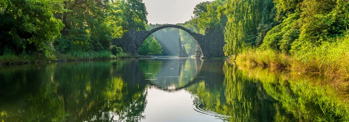 Handdoek met foto Rakotzbrücke Rakotz Bridge close up view (Rakotzbrucke, Devil's Bridge) in Kromlau, Saxony, Germany. Colorful summer, reflection of the bridge in the water create a full circle  © Pawel Pajor