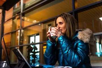 Fototapeta premium Businesswoman drinking coffee during work break at outdoor cafe