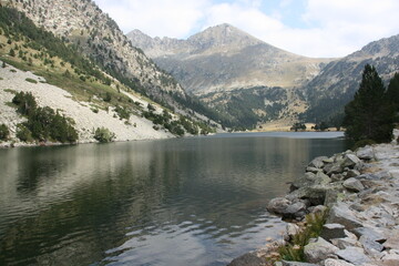 Lago en el parque natural de Aiguestortes en los Pirineos Catalanes.