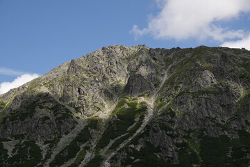 Grzbiet góry na tle niebieskiego nieba