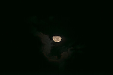 BEAUTY AT DUSK.
REVEALING HOW BEAUTIFUL THE MOON IS.