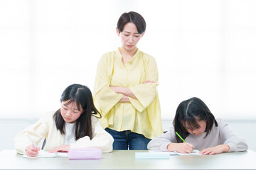 勉強をする女の子　先生　家庭教師　教育ママ