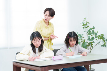 勉強をする女の子　先生　家庭教師　教育ママ