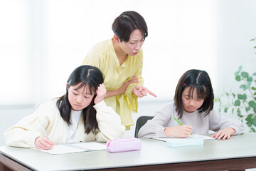 勉強をする女の子　先生　家庭教師　教育ママ