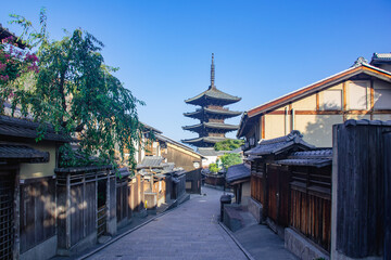 京都・八坂の塔と伝統的な町並み, 東山の観光名所と五重塔の風景
